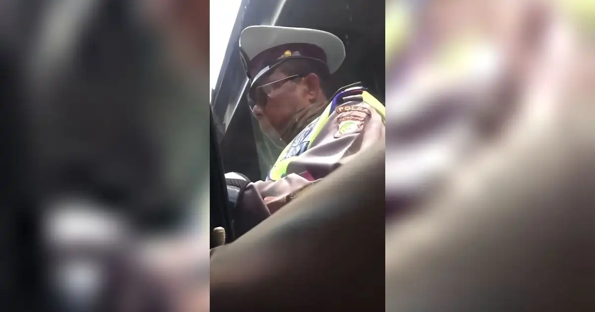 Seorang Polisi Meminta Uang